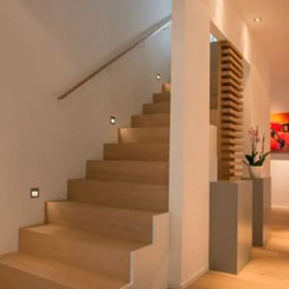 Accent lighting for artwork and display niches